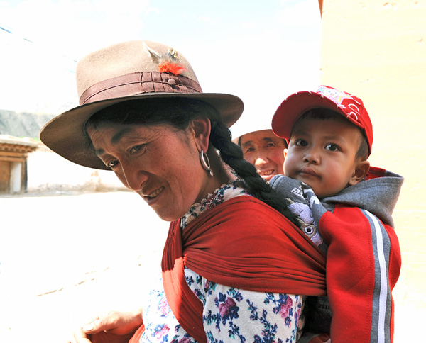 Tibtaine avec enfant sur le dos, monastre de Labrang, Gansu, Chine