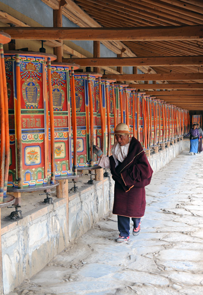 Allée des rouleaux de prières, monastère de Labrang, Gansu, Chine