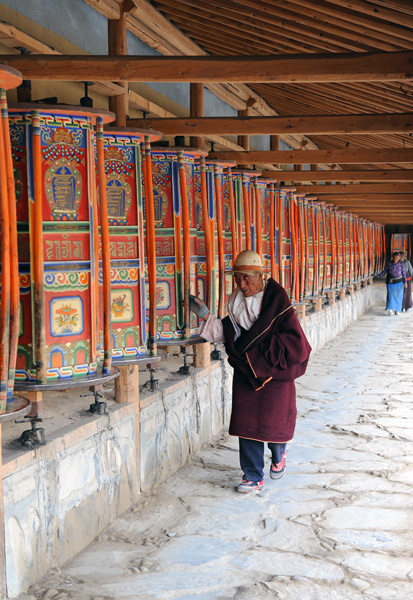 Alle des rouleaux de prires, monastre de Labrang, Gansu, Chine