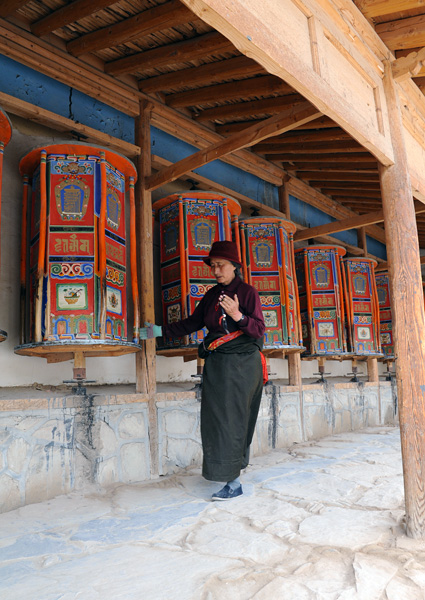 Pèlerine et rouleaux de prières, monastère de Labrang, Gansu, Chine