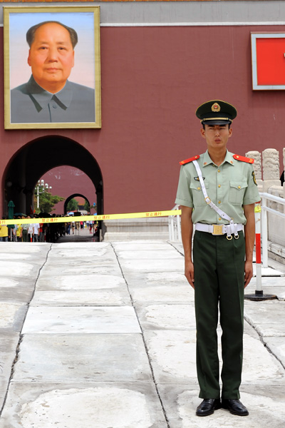 Policier et portrait de Mao Zedong, place Tiananmen, Pékin, Chine