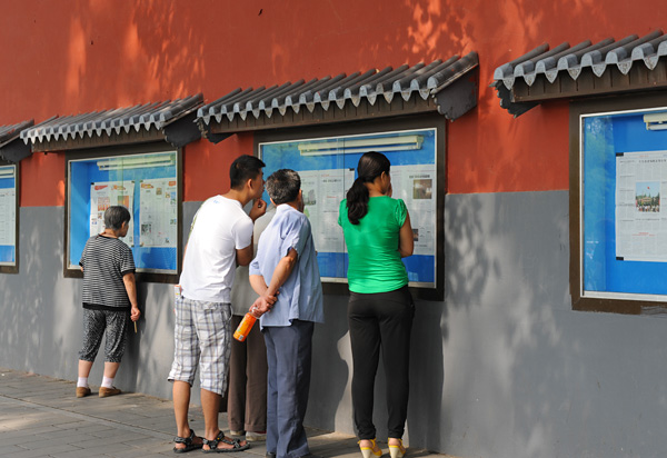 Lecture du journal, parc Beihai, Pkin, Chine