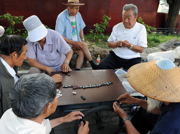 Retraités jouant aux dominos dans un parc de Pékin, Chine