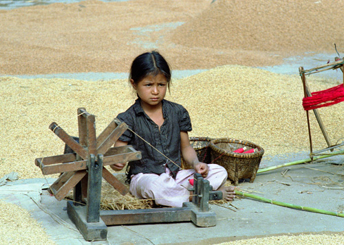 Petite fille à son rouet, Katmandou, Népal