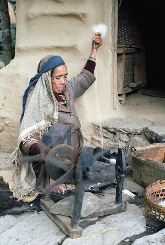Villageoise filant de la laine, Chandrakot, Népal