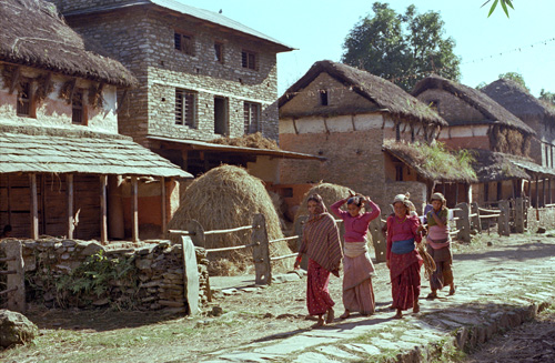 Jeunes filles, village de Hyengja, Npal