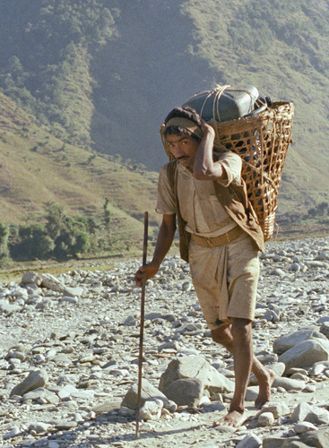 Porteur dans les montagnes du Npal