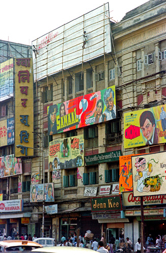 Rue et échafaudage en bambou, Calcutta, Inde