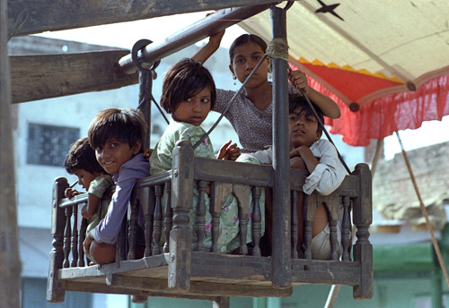 Enfants sur un mange, Agra, Inde