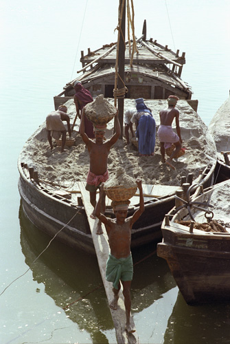 Dchargement de sable, Varanasi, Inde