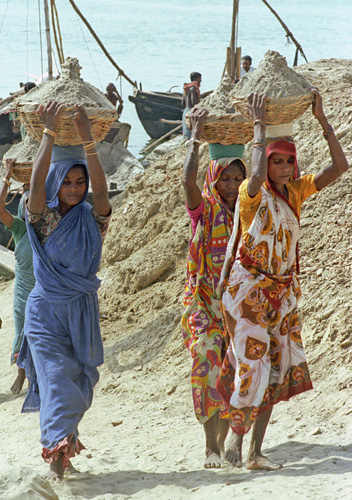 Femmes transportant du sable, Varanasi, Inde