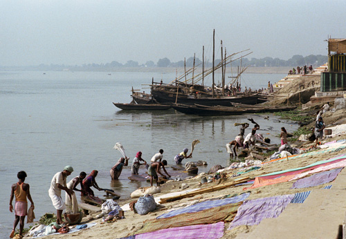 Lessive sur les bords du Gange, Varanasi, Inde