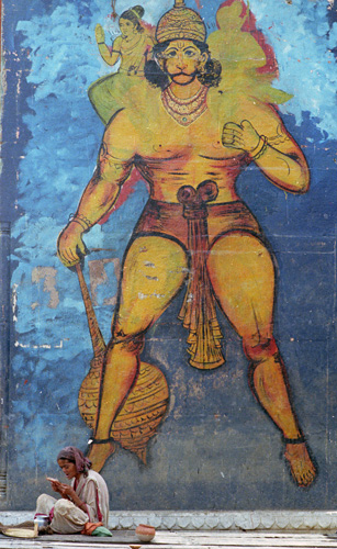 Déité peint et pèlerin, Varanasi, Inde