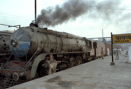 Train express à vapeur en gare, Varanasi, Inde