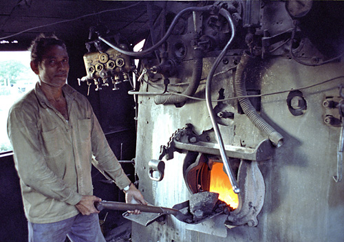 Chauffeur de train à vapeur, Varanasi, Inde