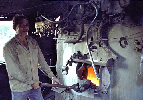 Chauffeur de train  vapeur, Varanasi, Inde