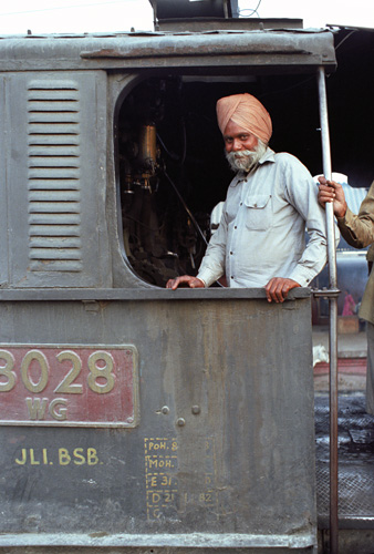 Conducteur de train à vapeur, Varanasi, Inde