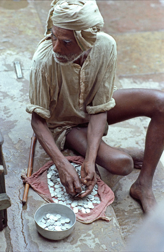 Mendiant et le produit de sa journée, Varanasi, Inde