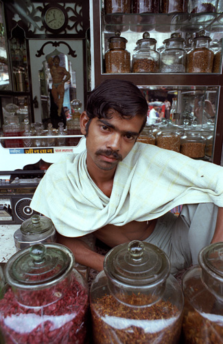 Vendeur de fortifiants et pillules miracles, Varanasi, Inde