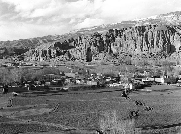 Le village de Bâmiyân en 1977 avec au fond le grand Bouddha, Bamiyan, Afghanistan