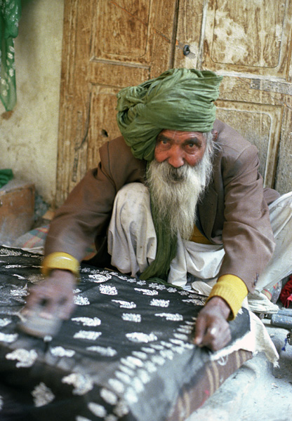 Artisan sur textile, Kabul, Afghanistan