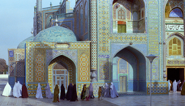 Femmes en burqa devant la grande mosque bleue de Mazar-i-Sharif, Afghanistan