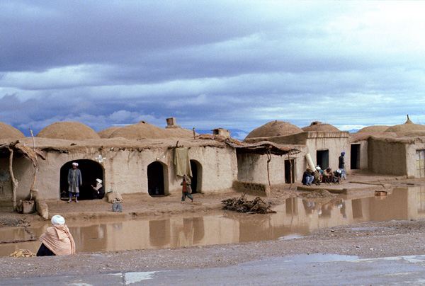 Village sur la route Kabul - Kandahar, Afghanistan