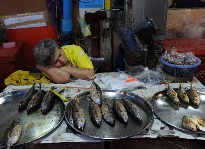 Vendeur de poissons, march de Hua Hin, Thalande