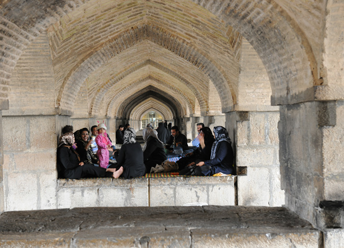 Sous le pont Khaju, Ispahan, Iran