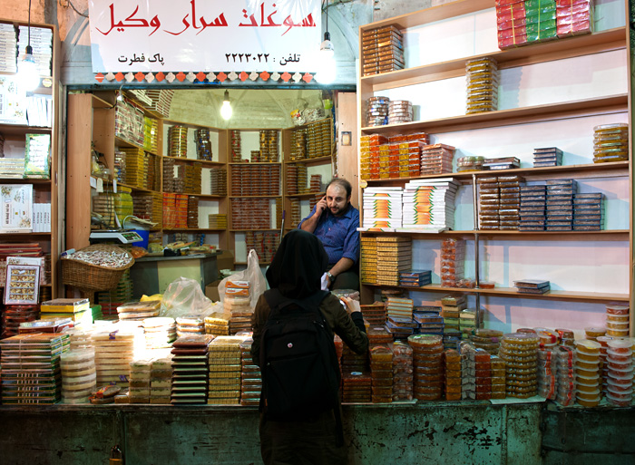 Vendeur de douceurs, bazaar Vakil, Shiraz, Iran