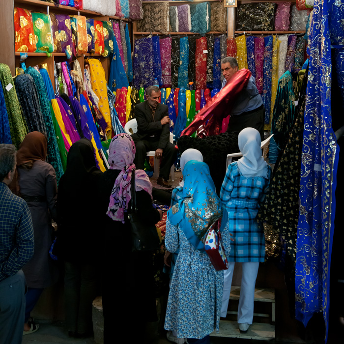 Vendeur de textiles, bazaar Vakil, Shiraz, Iran