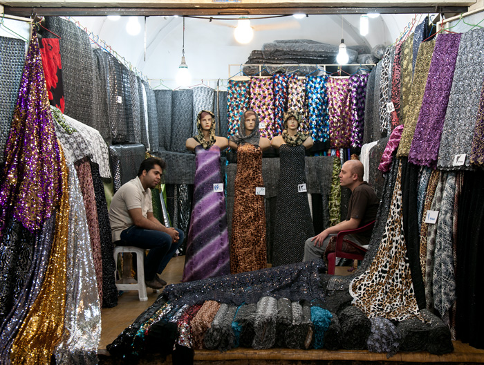 Vendeur de textiles, bazaar Vakil, Shiraz, Iran