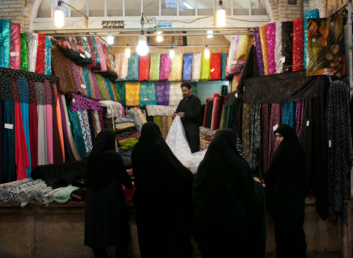Vendeur de textiles, bazaar Vakil, Shiraz, Iran