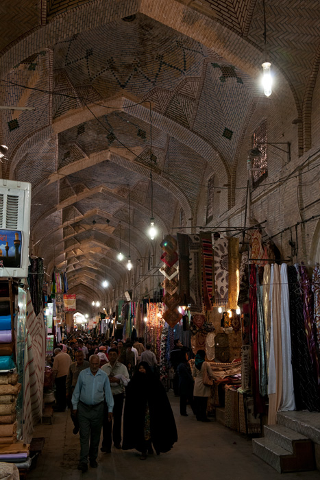 Les magnifiques arches et dômes du bazaar Vakil, Shiraz, Iran