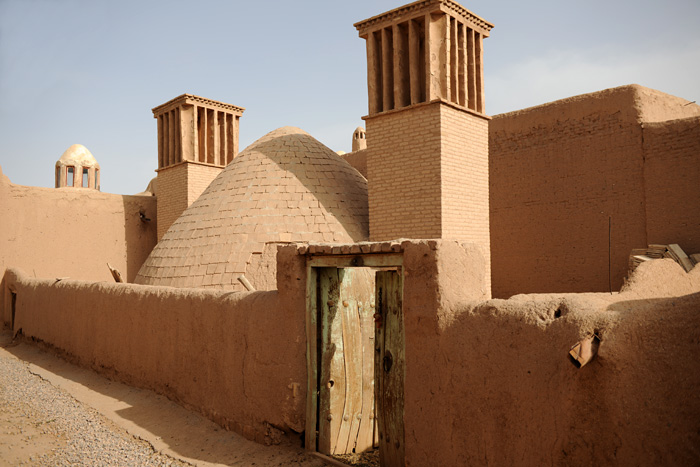 Rue et rservoir, village zoroastrien, Cham, Iran