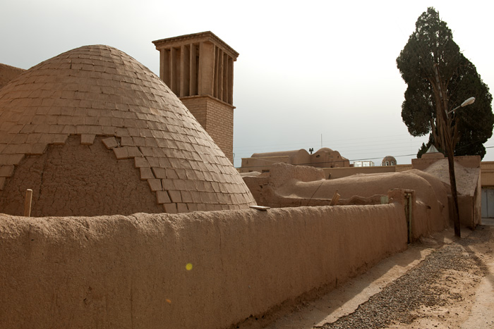 Rue et rservoir, village zoroastrien, Cham, Iran