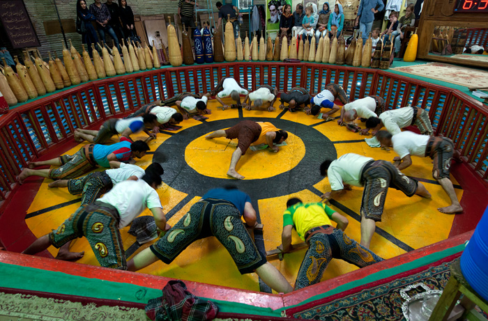 Le sport national Varzesh-e Pahlavani dans une Zurkhaneh, Yazd, Iran
