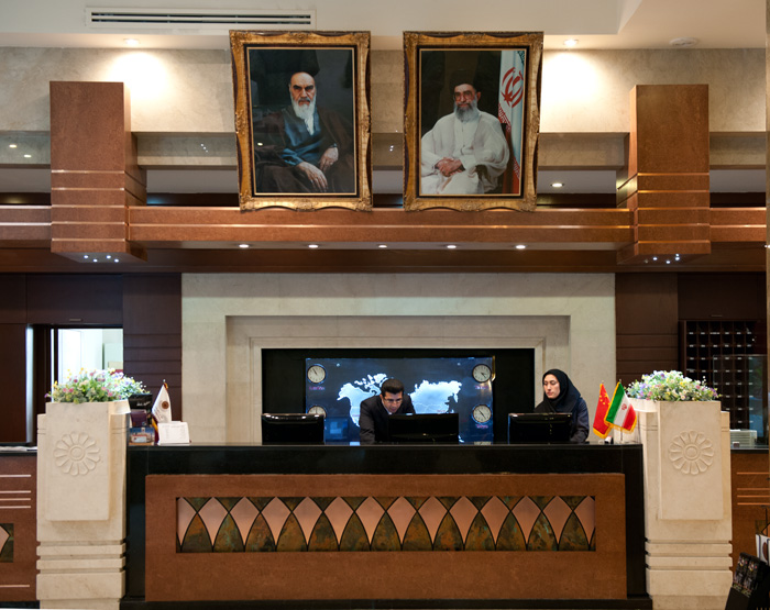 Portraits de Ruhollah Khomeyni et Ali Khamenei, hotel, Mashhad, Iran
