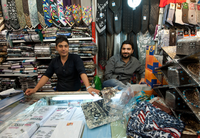 Marchand de textiles, marché de Mashhad, Iran,