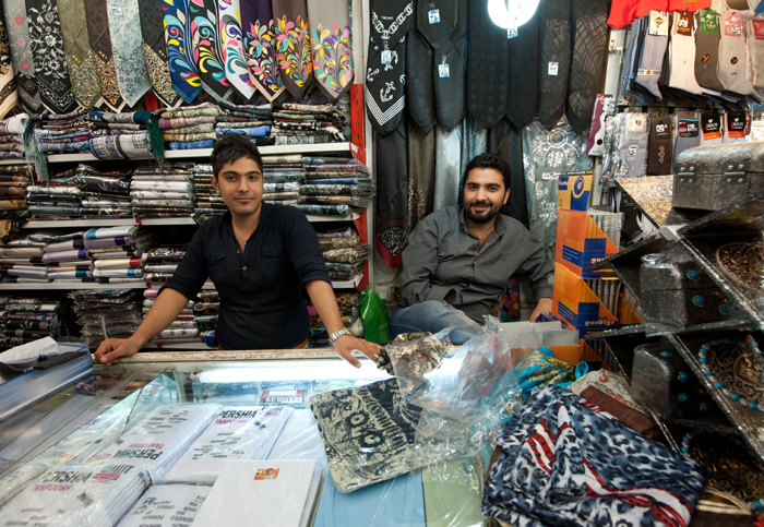 Marchand de textiles, march de Mashhad, Iran,