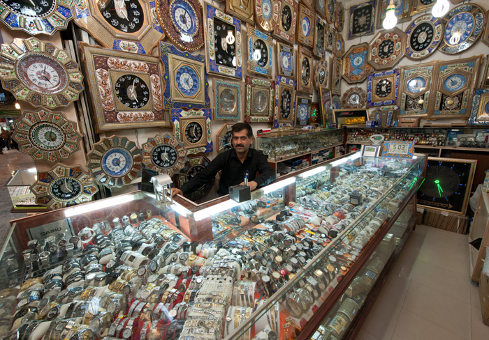 Marchand de montres et d'horloges, marché de Mashhad, Iran