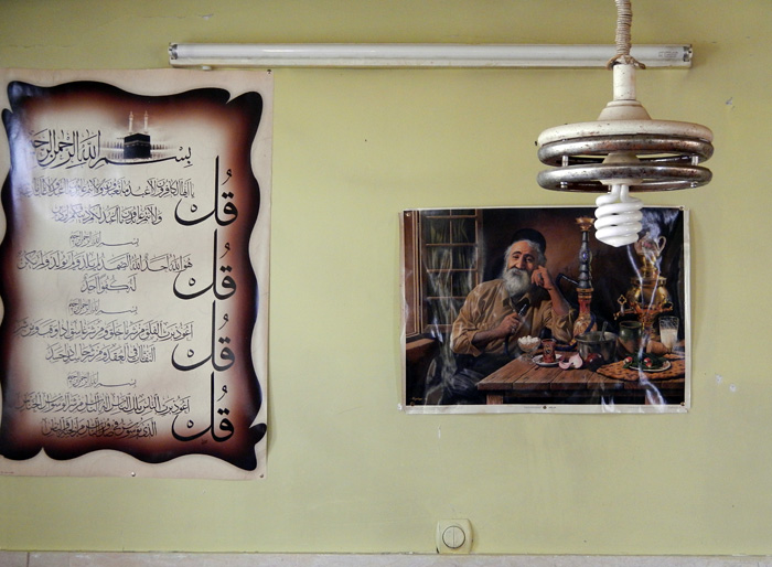 Dcoration et versets du Coran dans un petit restaurant, Iran