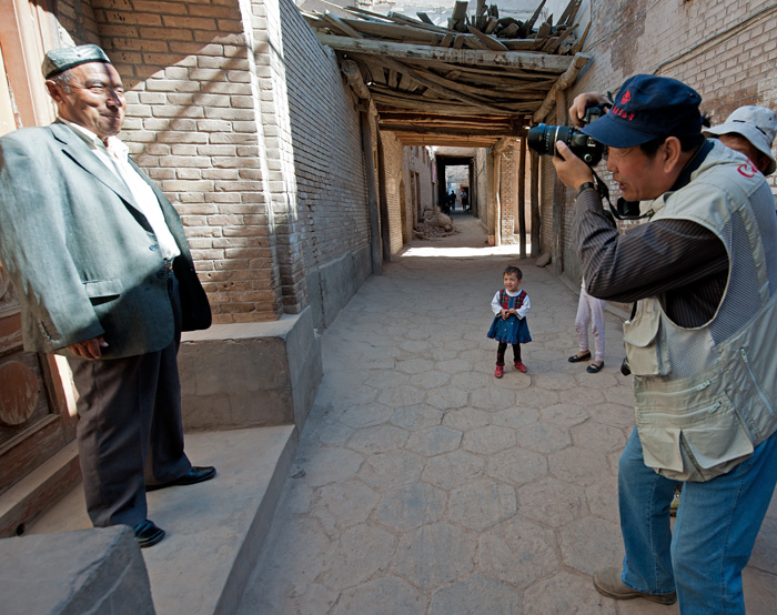 Touriste chinois Han photographiant un résident ouïghour, vieux Kashgar, Xinjiang, Chine