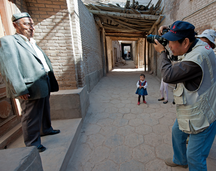 Touriste chinois Han photographiant un rsident oughour, vieux Kashgar, Xinjiang, Chine