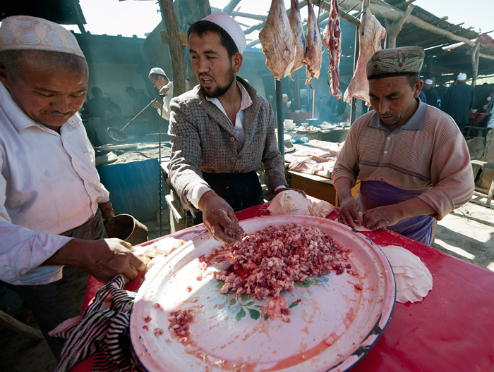 Préparation de rissoles à la viande dans un restaurant ouïgour, Kashgar, Xinjiang, Chine