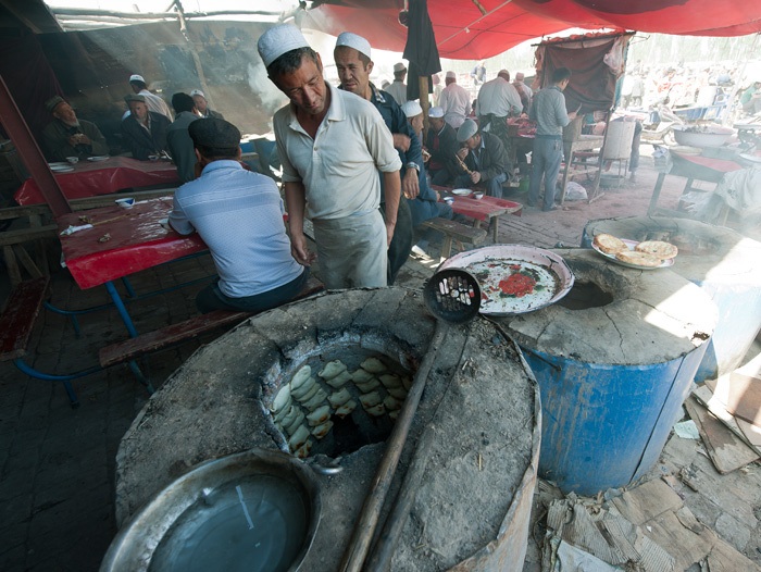 Cuisson de rissoles  la viande, restaurant ougour, Kashgar, Xinjiang, Chine