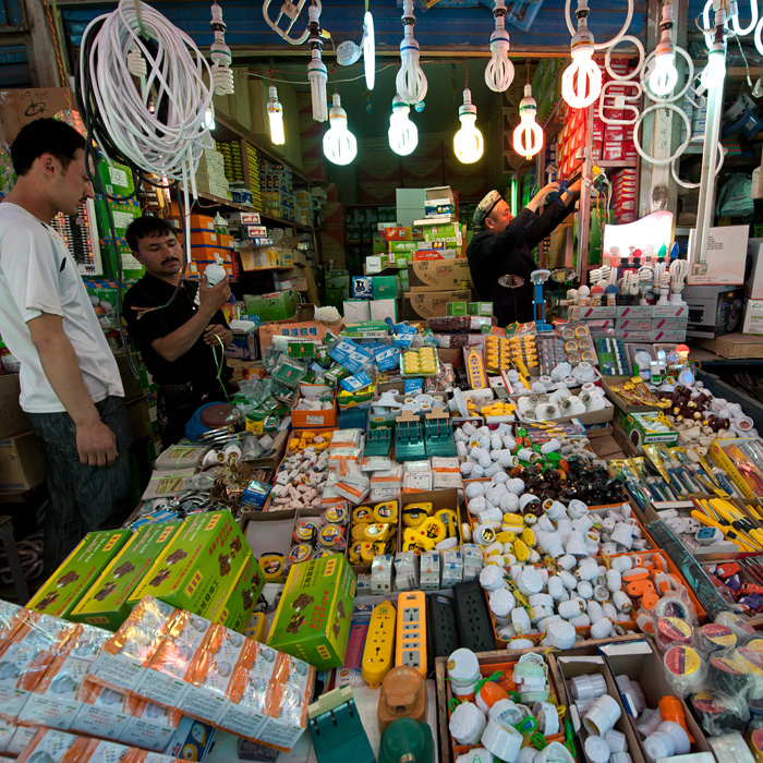 Vendeur de matriel lectrique, march de Kashgar, Xinjiang, Chine