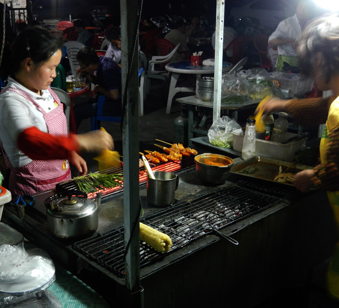 Petit restaurant de nuit, Kashgar, Xinjiang, Chine