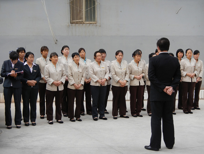 Briefing matinal dans un grand htel, Kashgar, Xinjiang, Chine
