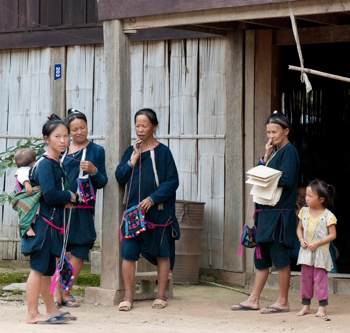 Habitants d'un village Lanten, Ban Thavarnthai, Laos